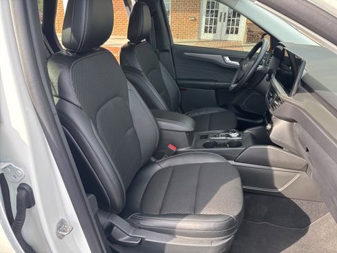 Used 2025 Ford Escape SE image 49