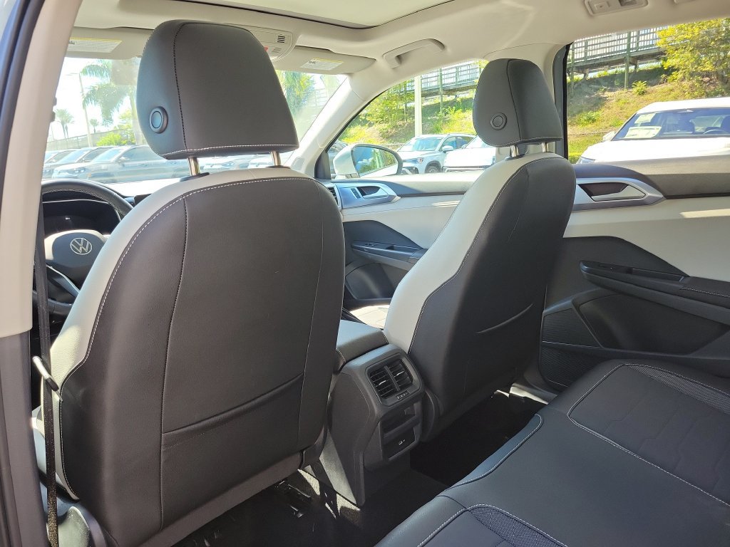 Used 2025 Volkswagen Taos SE w/ Panoramic Sunroof Package FWD image 11