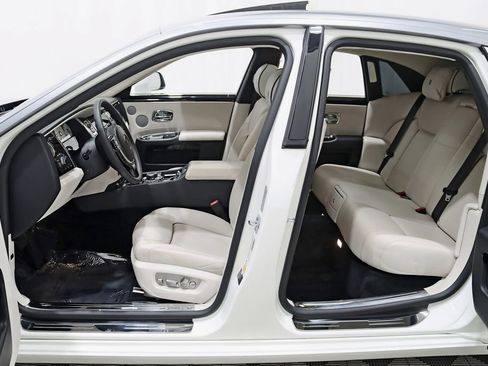 Used 2016 Rolls-Royce Ghost RWD image 36