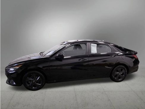 Used 2023 Hyundai Elantra SEL image 2