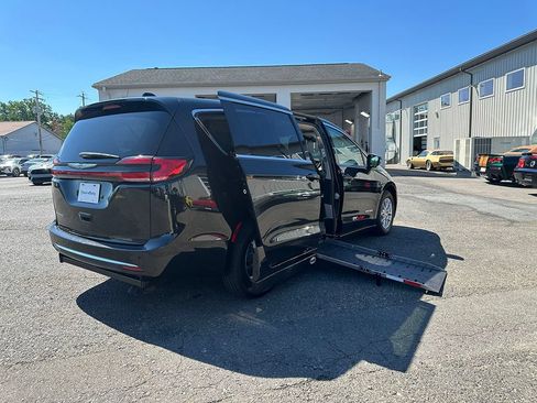 Used 2023 Chrysler Pacifica Touring-L FWD image 27