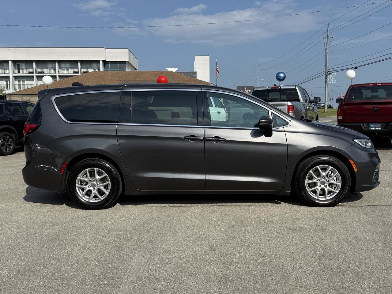Used 2023 Chrysler Pacifica Touring FWD image 5