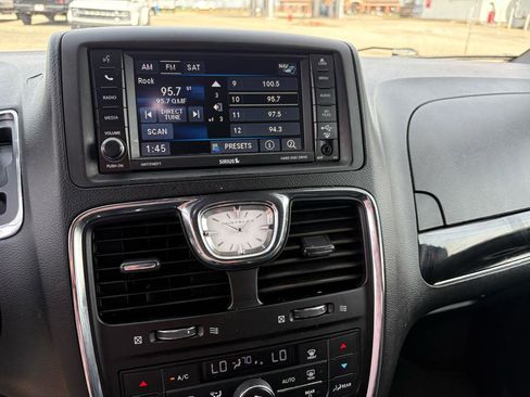 Used 2015 Chrysler Town & Country S image 22