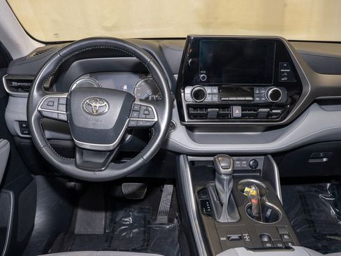Used 2023 Toyota Highlander LE image 2