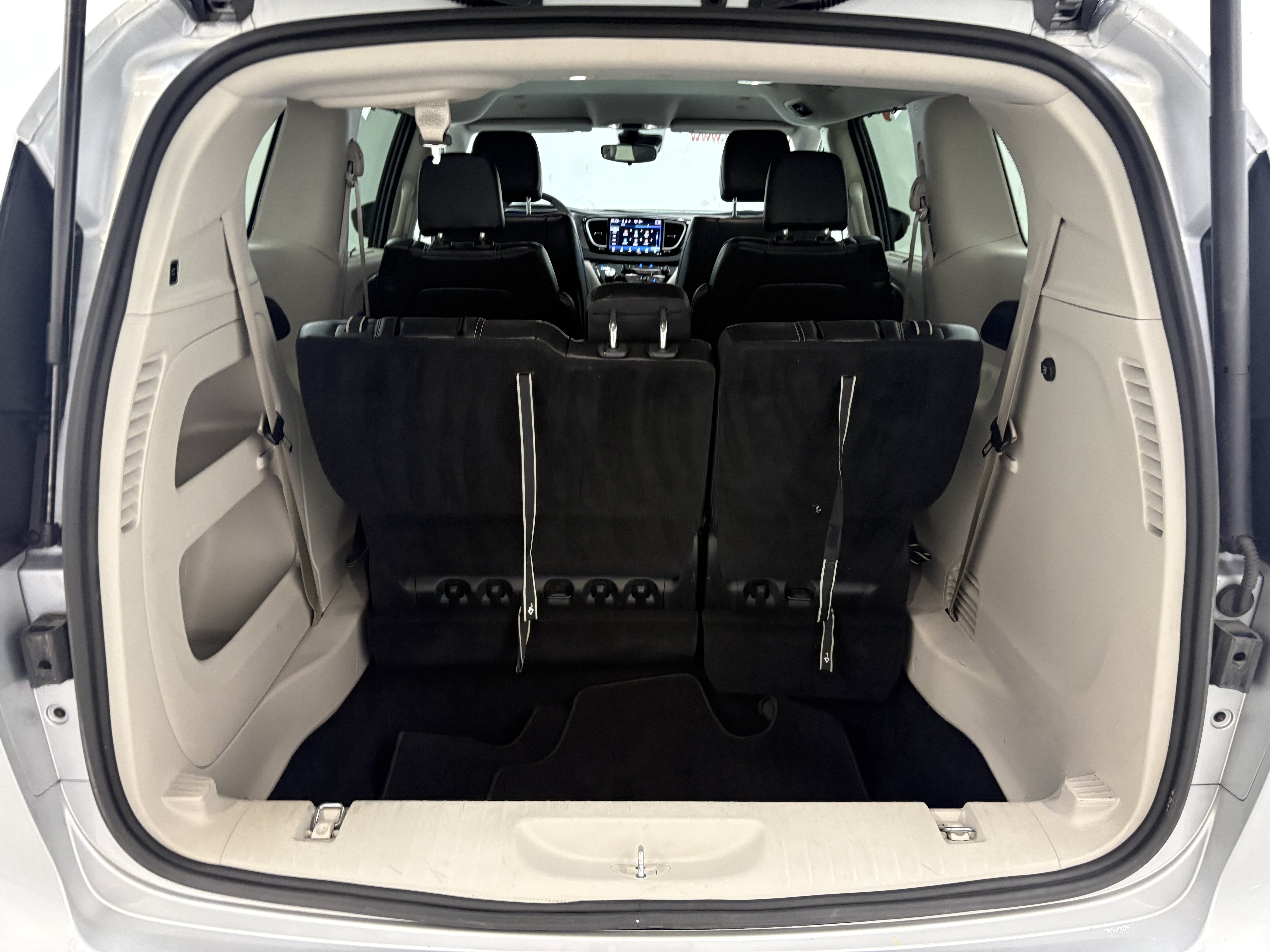 Used 2024 Chrysler Pacifica Touring-L FWD image 9