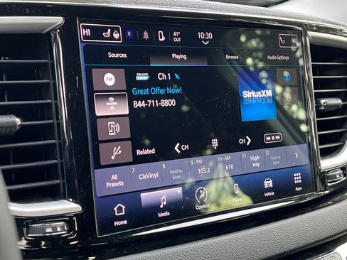 Used 2023 Chrysler Pacifica Touring-L image 25