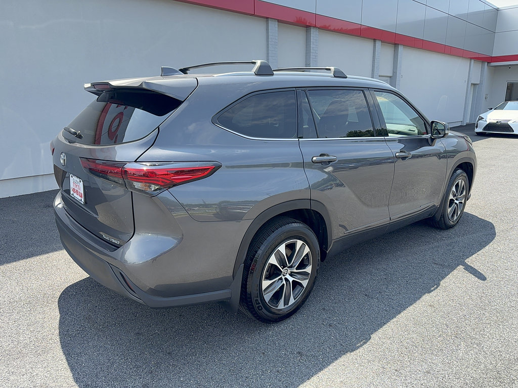 Used 2022 Toyota Highlander XLE AWD/4WD image 4