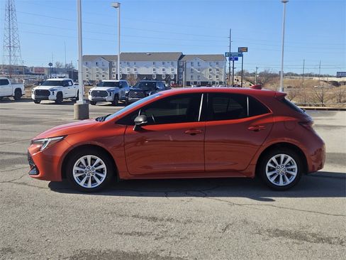 Used 2025 Toyota Corolla SE image 3