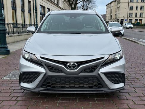 Used 2024 Toyota Camry SE image 3