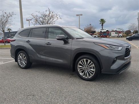 Used 2024 Toyota Highlander Platinum image 2