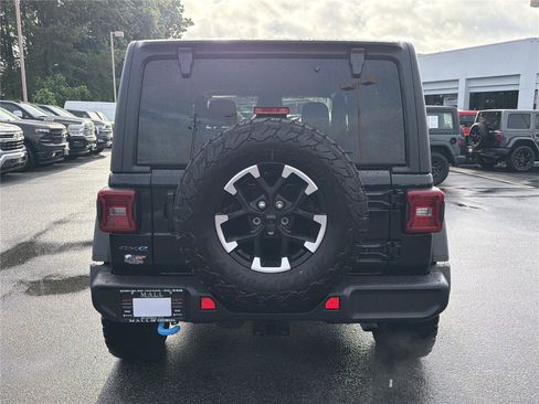 Used 2025 Jeep Wrangler Unlimited Rubicon 4xe w/ Convenience Group AWD/4WD image 5