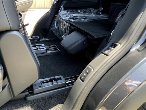 New 2025 Land Rover Range Rover Long Wheelbase SE image 21