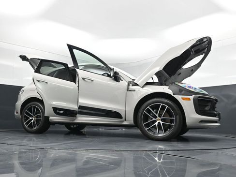 Used 2025 Porsche Macan AWD/4WD image 32
