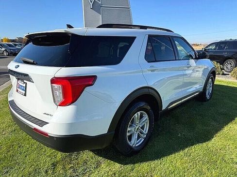 Used 2021 Ford Explorer XLT image 2