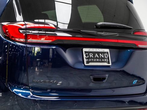 Used 2025 Chrysler Pacifica Premium FWD image 13