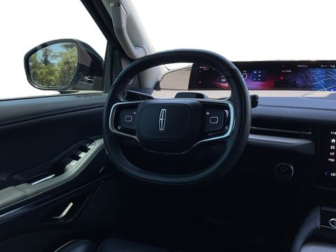 Used 2025 Lincoln Navigator Reserve AWD/4WD image 11