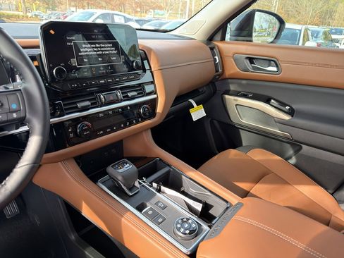 New 2025 Nissan Pathfinder Platinum image 24