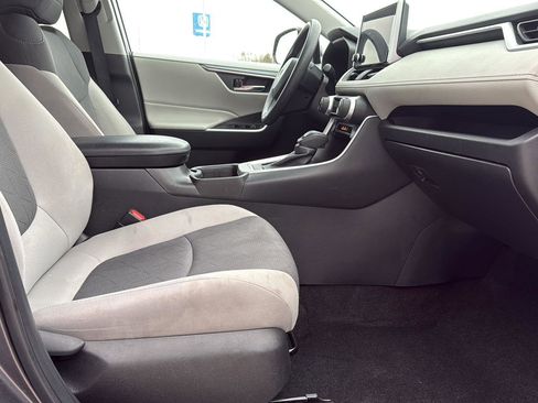 Used 2024 Toyota RAV4 XLE AWD/4WD image 31