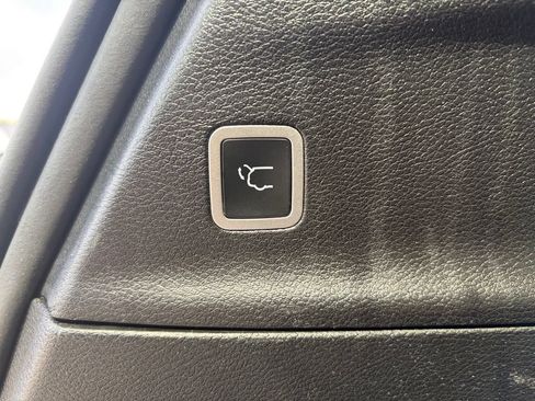 Certified 2025 Chrysler Pacifica Limited FWD image 12
