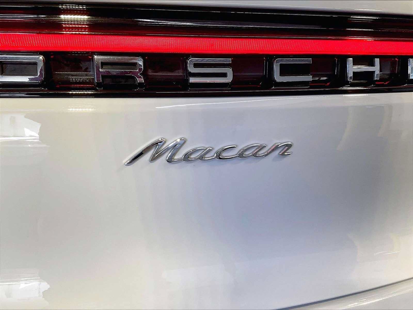 Certified 2023 Porsche Macan AWD/4WD image 35