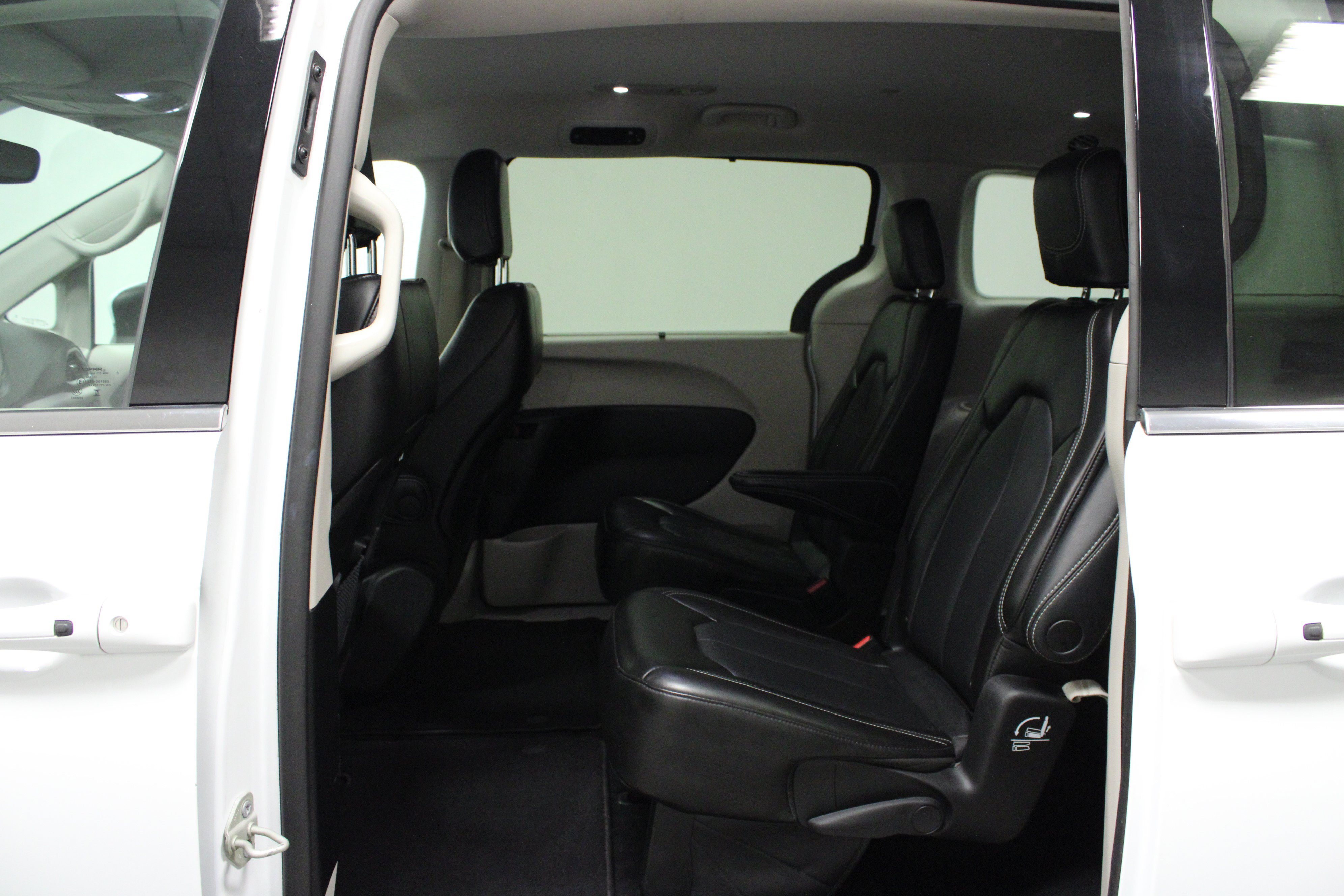 Used 2023 Chrysler Pacifica Touring-L FWD image 13