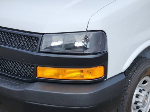 Used 2025 Chevrolet Express 3500 LS RWD image 8