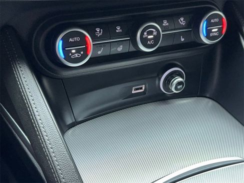 Used 2022 Alfa Romeo Stelvio Veloce image 30