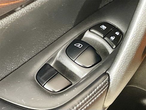 Used 2018 Nissan Rogue SV image 20