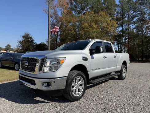 Used 2017 Nissan Titan SV image 2