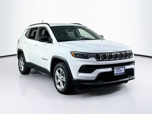 Used 2023 Jeep Compass Latitude w/ Sun and Sound Group AWD/4WD image 3