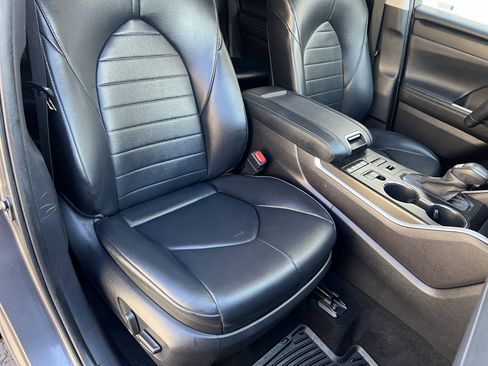 Used 2022 Toyota Highlander XLE image 27