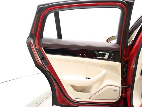 Used 2023 Porsche Panamera 4 Platinum Edition image 41