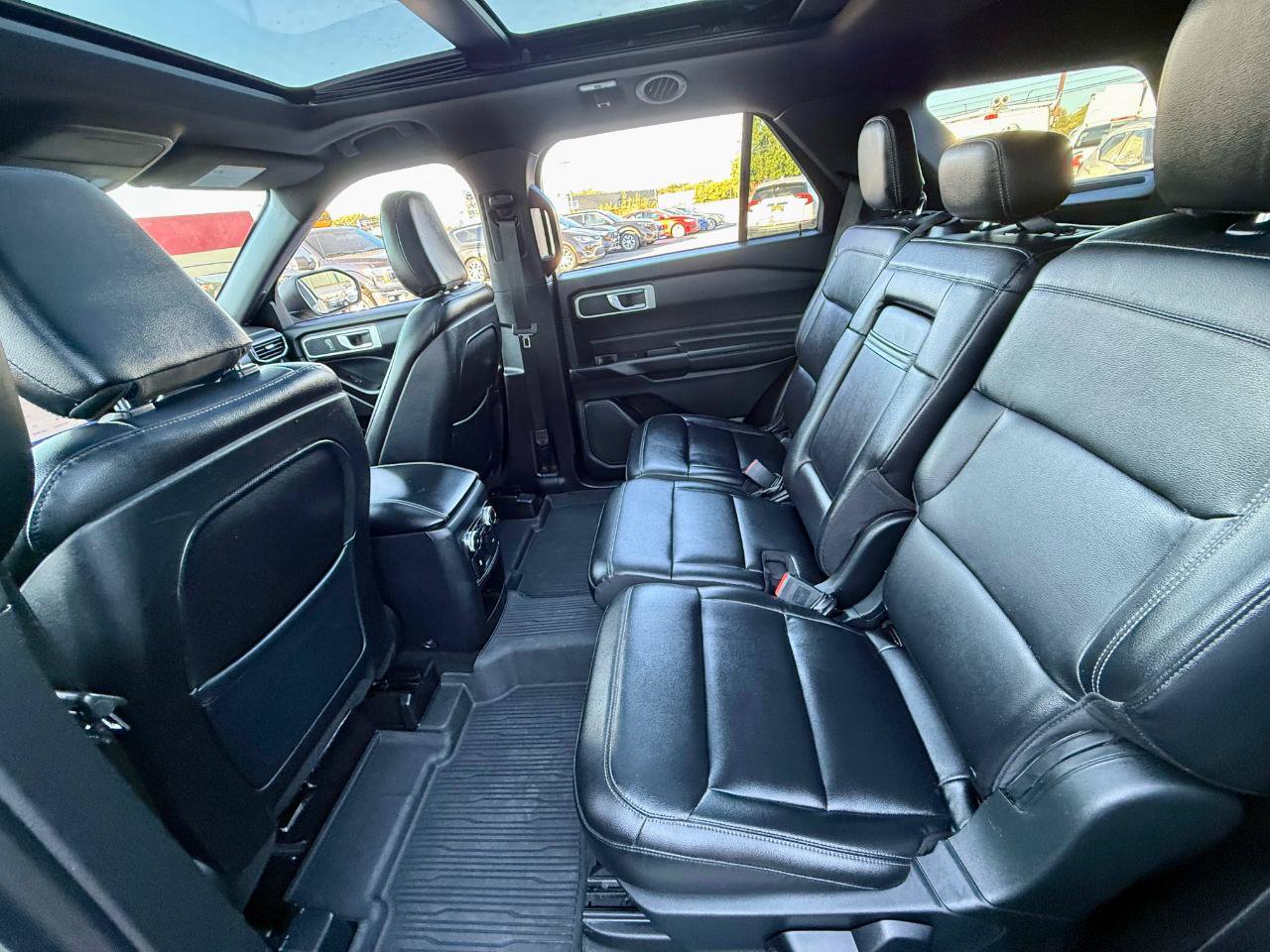 Used 2020 Ford Explorer XLT w/ Equipment Group 202A AWD/4WD image 34