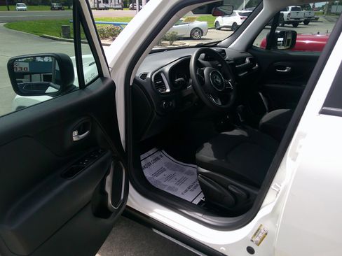 Used 2023 Jeep Renegade Latitude image 8