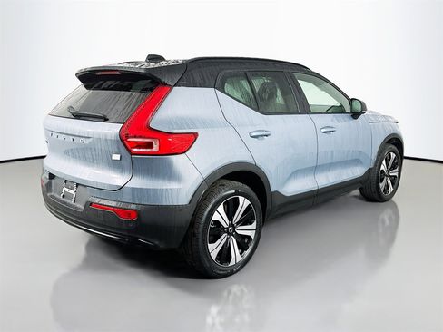 Used 2023 Volvo XC40 Recharge Plus image 7
