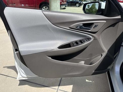 Used 2017 Chevrolet Malibu LT FWD image 18