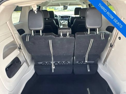 Used 2024 Chrysler Pacifica Touring-L FWD image 16