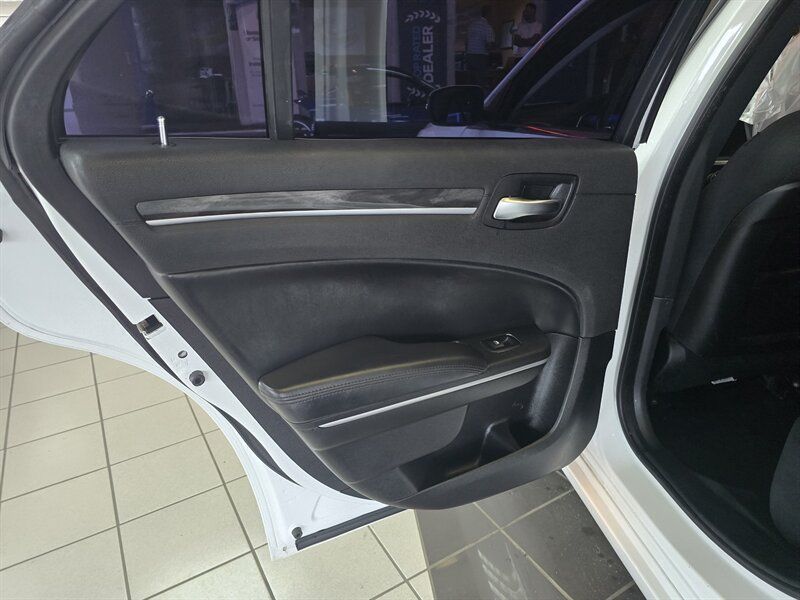 Used 2019 Chrysler 300 Touring w/ Driver Convenience Group AWD/4WD image 12