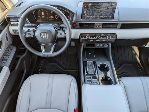 New 2025 Honda Pilot Touring image 6