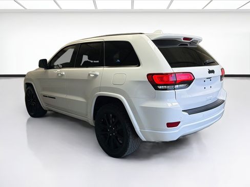 Used 2018 Jeep Grand Cherokee Altitude RWD image 6
