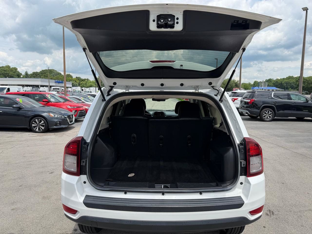 Used 2017 Jeep Compass Latitude FWD image 11