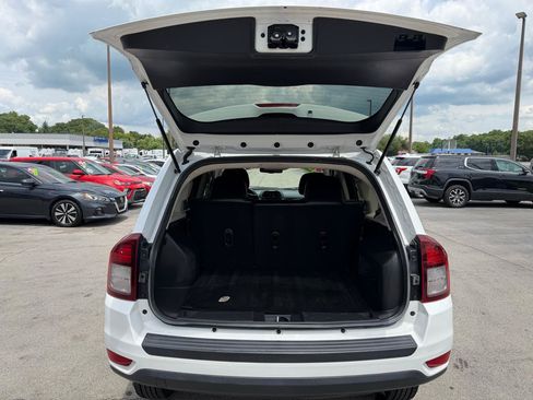 Used 2017 Jeep Compass Latitude FWD image 11