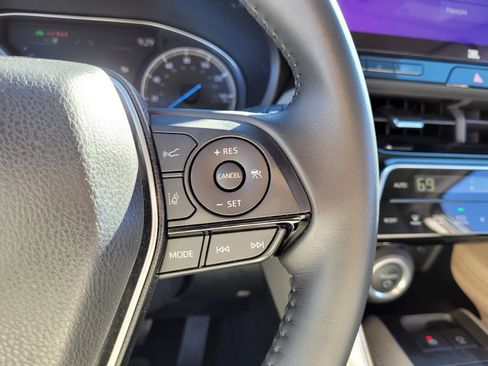 Certified 2024 Toyota Venza XLE image 22