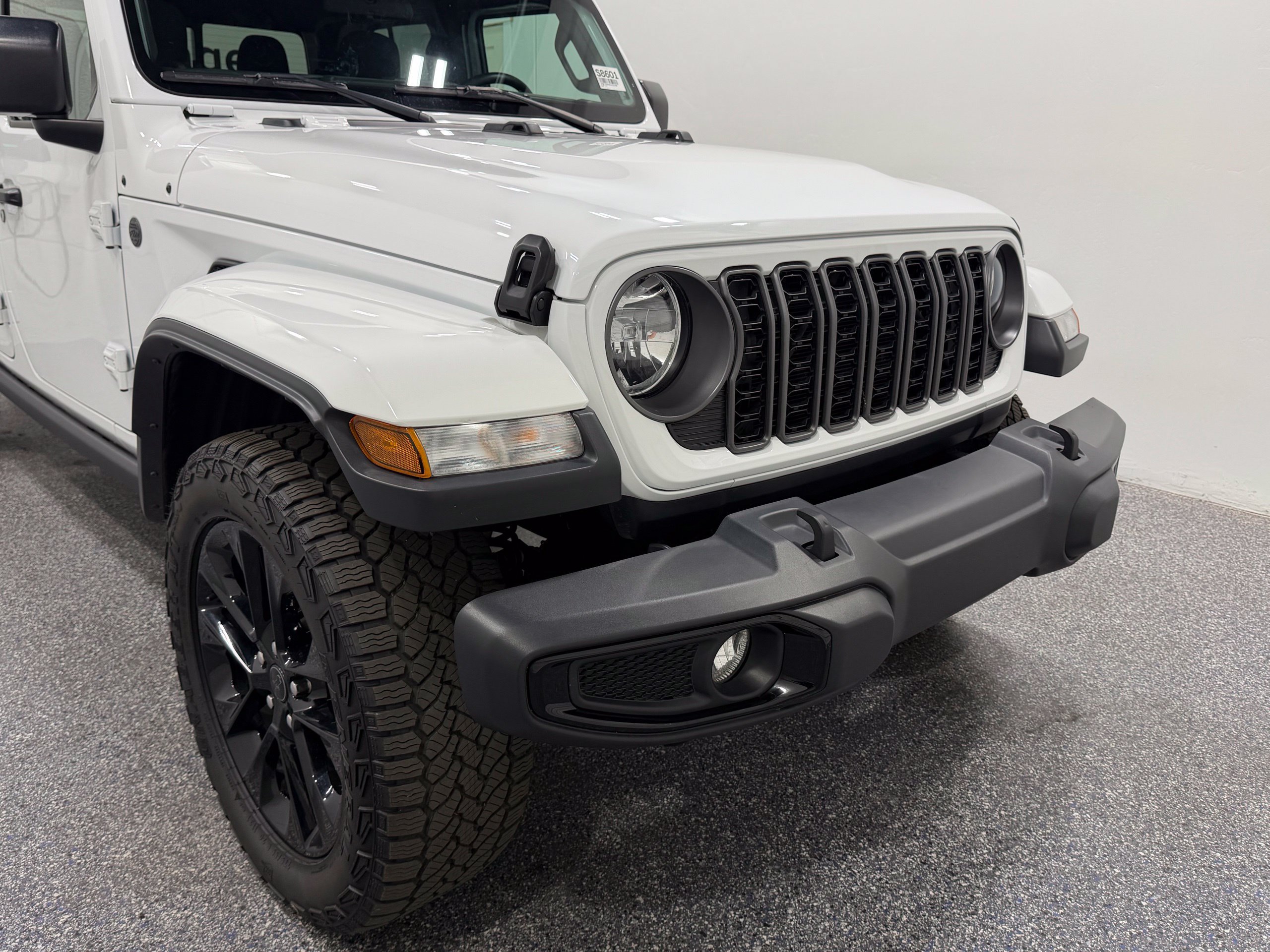 Used 2025 Jeep Gladiator Sport AWD/4WD image 11
