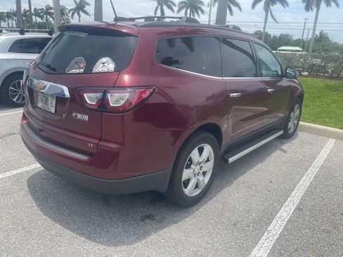 Used 2017 Chevrolet Traverse LT w/ Style and Technology Package FWD image 4