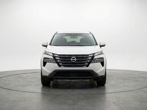 Used 2025 Nissan Rogue SV image 2
