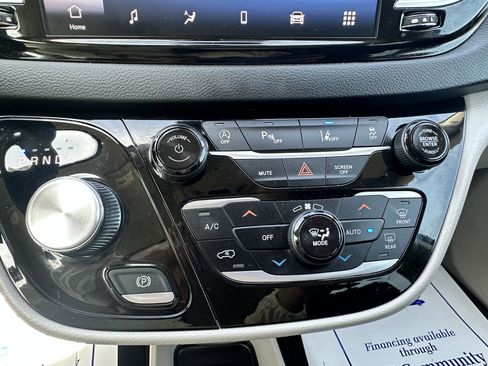 Used 2024 Chrysler Pacifica Touring-L FWD image 17