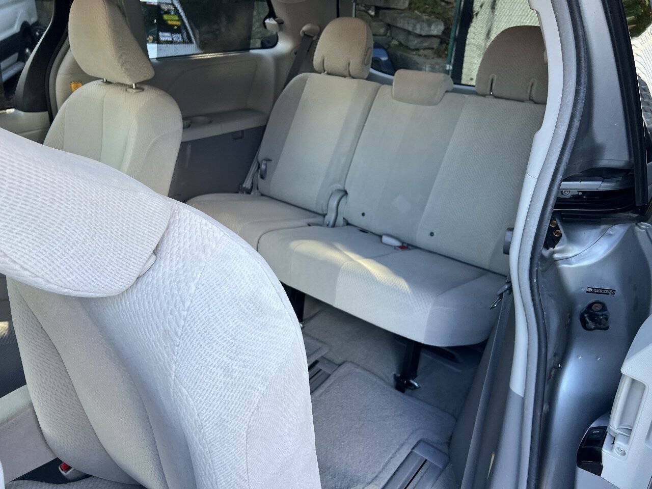 Used 2012 Toyota Sienna LE w/ Towing Pkg AWD/4WD image 21