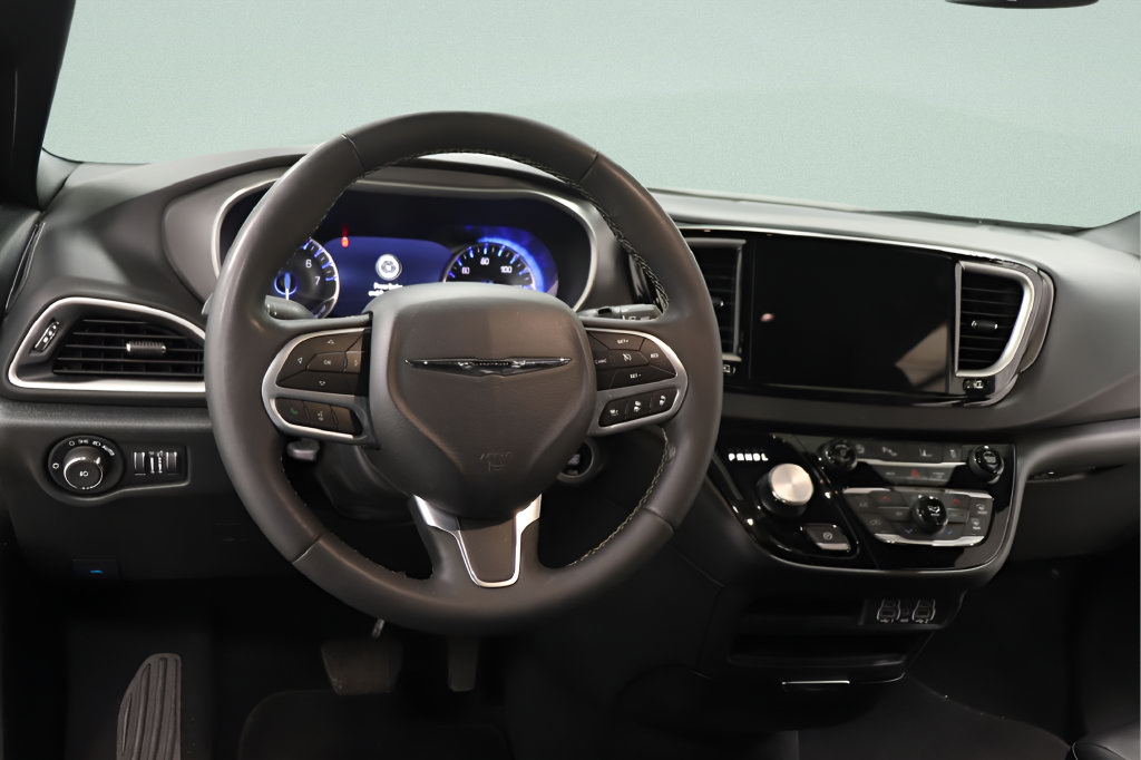 Used 2025 Chrysler Pacifica Select FWD image 8
