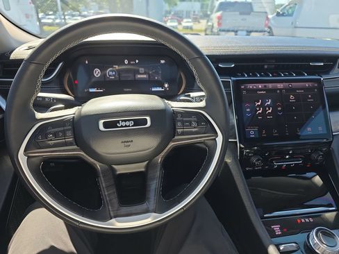 Used 2023 Jeep Grand Cherokee Limited AWD/4WD image 23